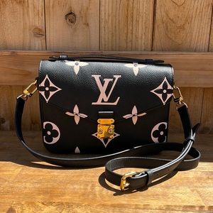 Authentic Louis Vuitton Pochette Métis! Black and Beige